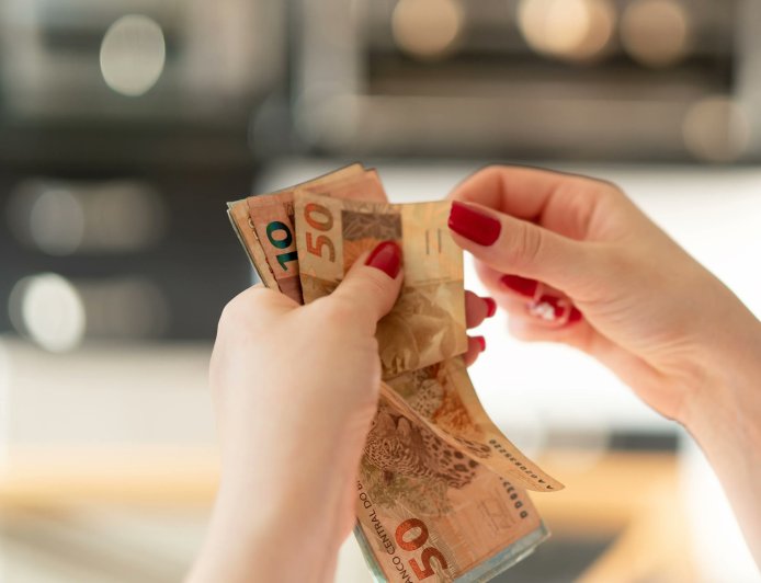 Transforme sua vida financeira: Aprenda a gerenciar seu dinheiro e alcançar a liberdade financeira com dicas práticas e eficientes